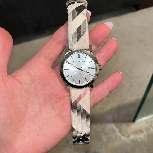 Burberry watch - Picture 2 of 4